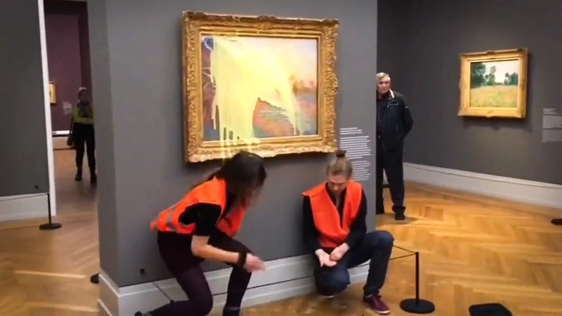 Aktivister Kastar Potatismos på Claude Monets 130 År Gamla Målning