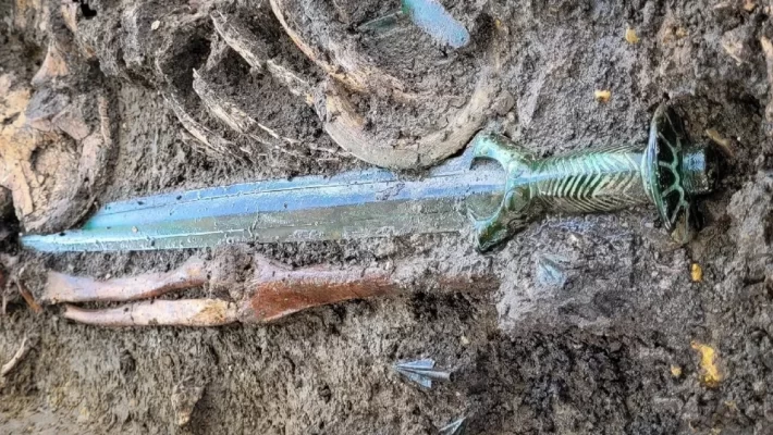 Espada de 3.000 anos da Cultura dos Campos de Urnas encontrada na Alemanha