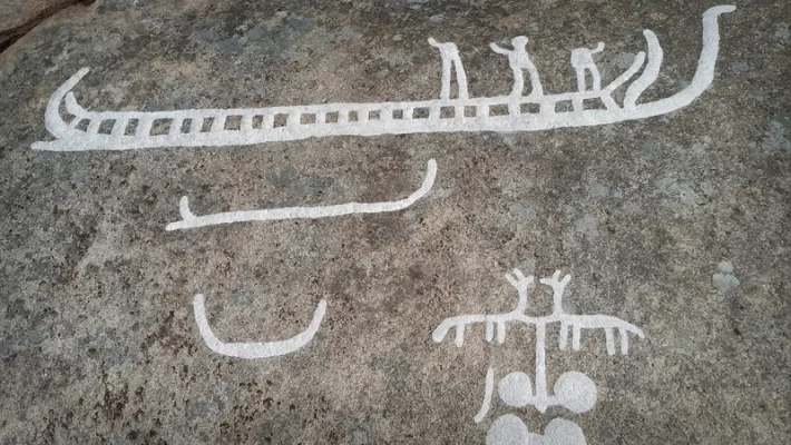 De rotstekeningen ontdekt in Tanum, Zweden, zijn 2700 jaar oud