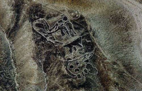 nouveaux géoglyphes, Pérou, figures félines-anthropomorphes