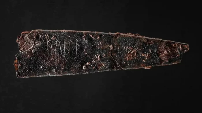 1900 Jahre alte Runenschrift auf dänischem Messer entdeckt
